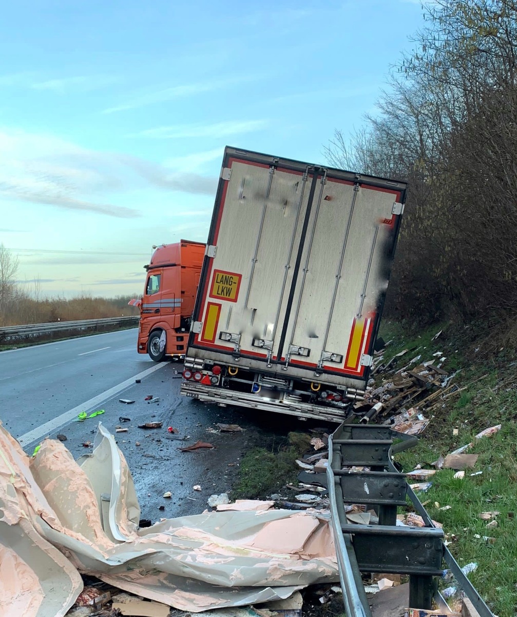 POL-MS: Tiefkühlpizza auf der A31 - Lkw kollidiert mit Leitplanke und verliert Ladung