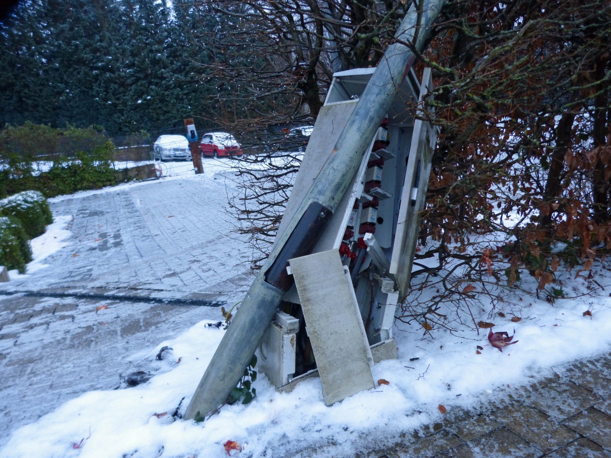 POL-GM: Unfallflucht: Laterne und Stromverteiler umgefahren