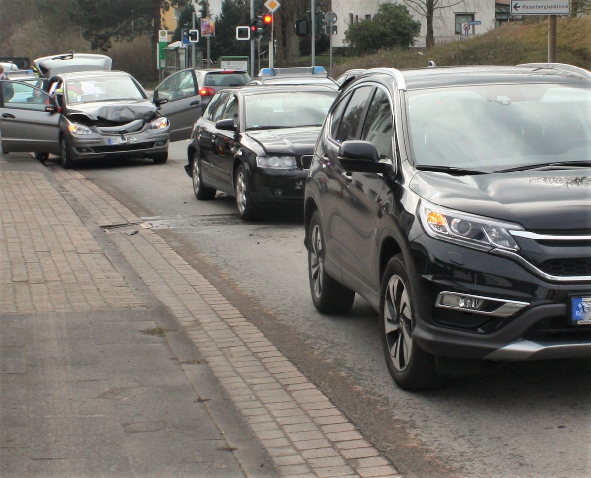 POL-HX: Drei Autos bei Unfall beschädigt: 18.000 Euro Schaden