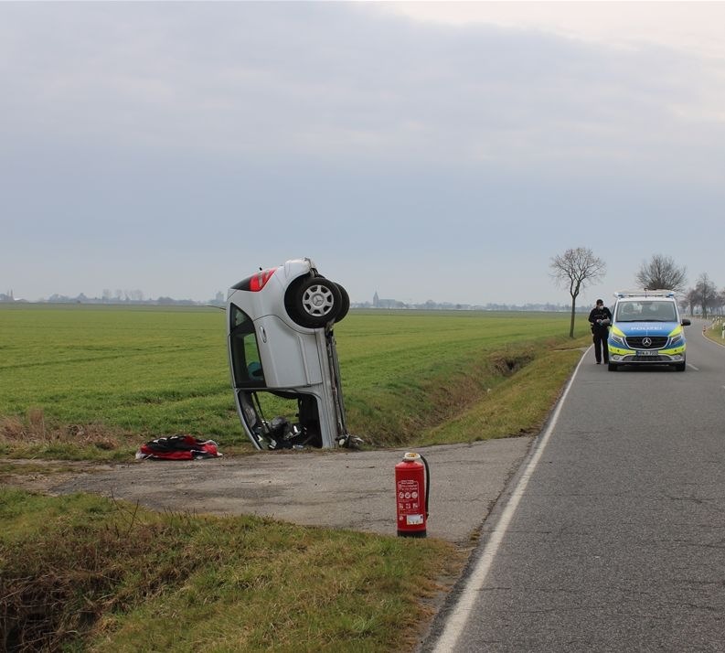 POL-DN: Pkw steht Kopf