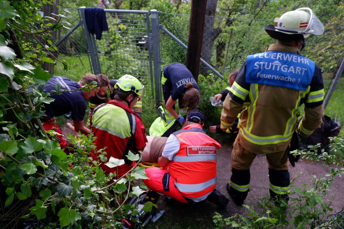 FW Stuttgart: Feuerwehr rettet Person aus Versorgungsschacht