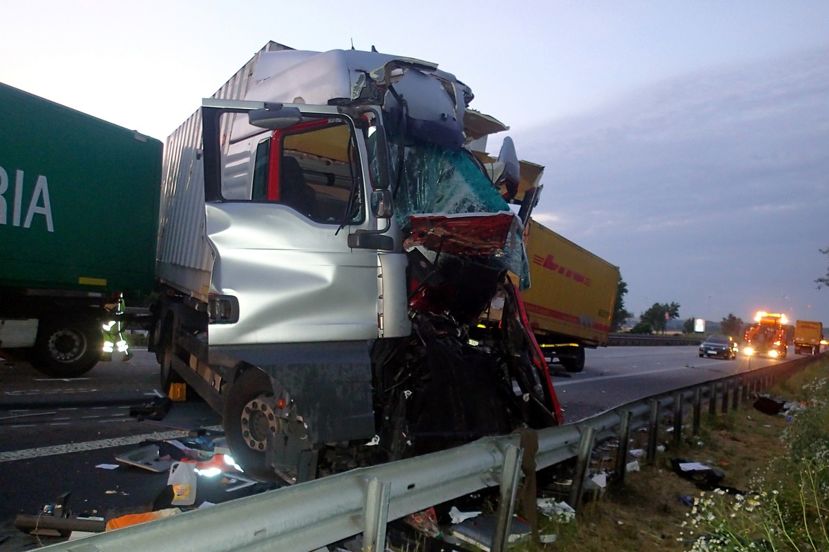 POL-VDMZ: Lkw prallt auf Stauende