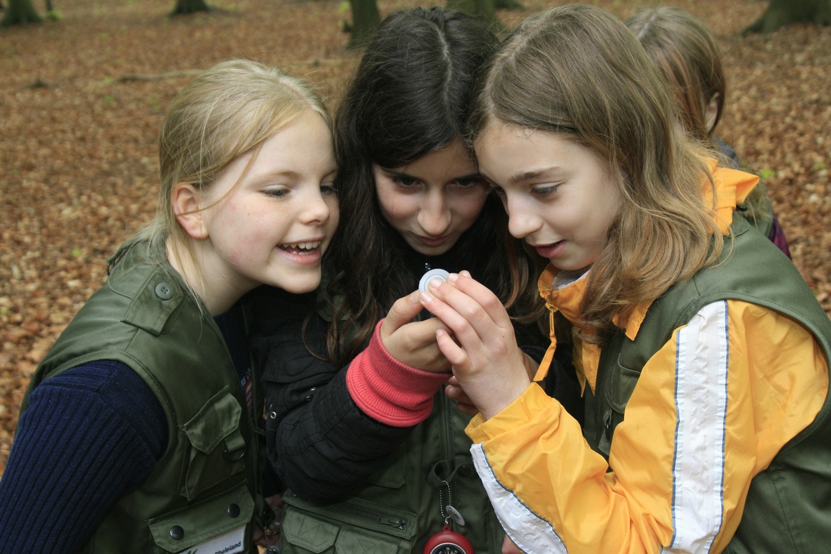 Naturerlebnisse aus der Westentasche: Neues Umweltpädagogik-Projekt macht Kinder zu Entdeckern / JAKO-O ist Partner der Deutschen Naturparke e. V. (mit Bild)