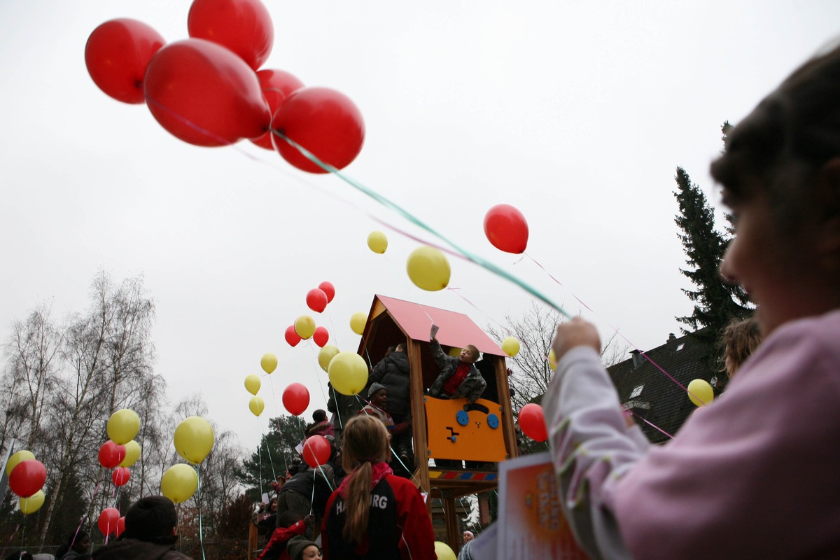 &quot;Die Arche&quot; und Langnese sagen &quot;Danke Deutschland&quot;! / Viele kleine Spenden ermöglichten den Bau eines neuen Spielplatzes / Kinder bedanken sich mit Ballonbotschaften