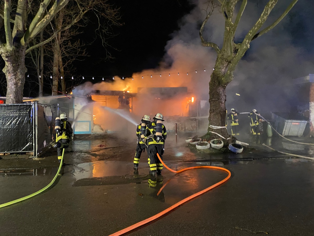 FW-DO: 02.01.2022 - FEUER IN LINDENHORST Imbissbude brennt komplett aus