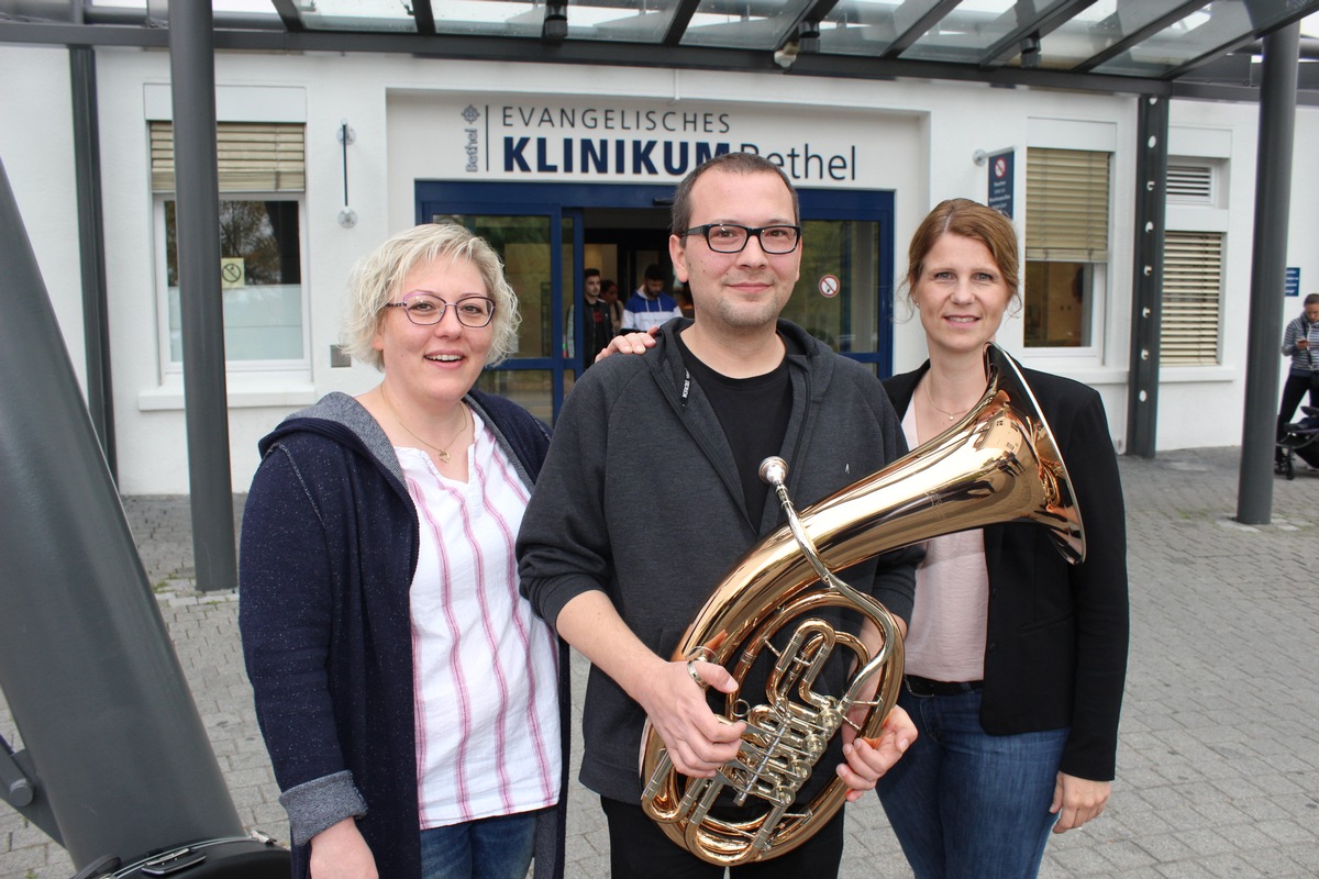 Schlaganfall-Lotsen geben Orientierung / Modellprojekt der Stiftung Deutsche Schlaganfall-Hilfe in Ostwestfalen-Lippe zieht positive Halbzeitbilanz