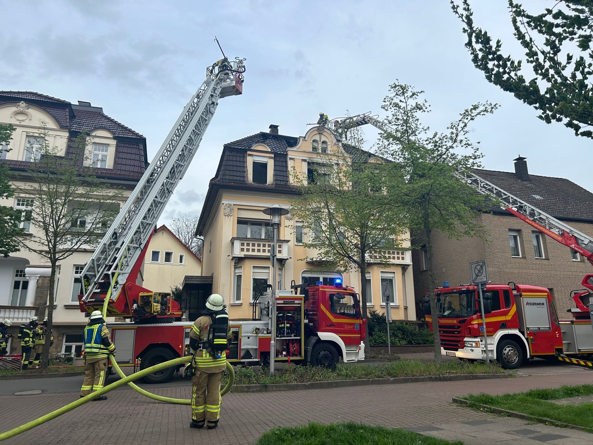 FF Bad Salzuflen: Eine Person aus Gebäude mit brennendem Dachstuhl in Bad Salzuflen gerettet / Freiwillige Feuerwehr ist am Sonntagabend mit 100 Kräften im Einsatz