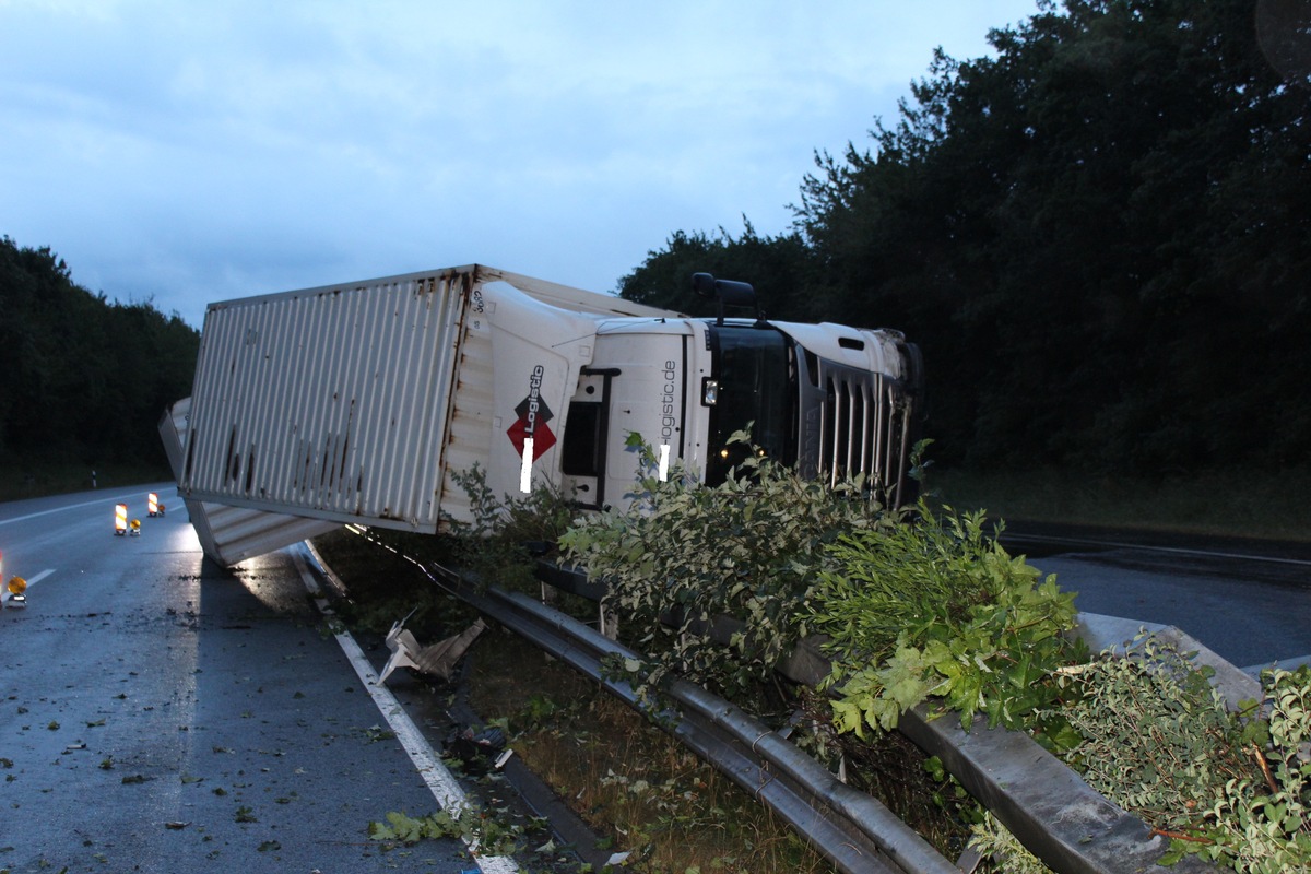 POL-PPTR: Verkehrsbehinderungen durch LKW-Unfall auf A 1 bei Hasborn