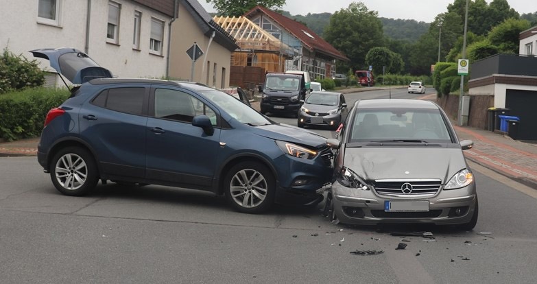 POL-HX: Pkw missachtet die Vorfahrt und es kommt zur Kollision - eine Person verletzt