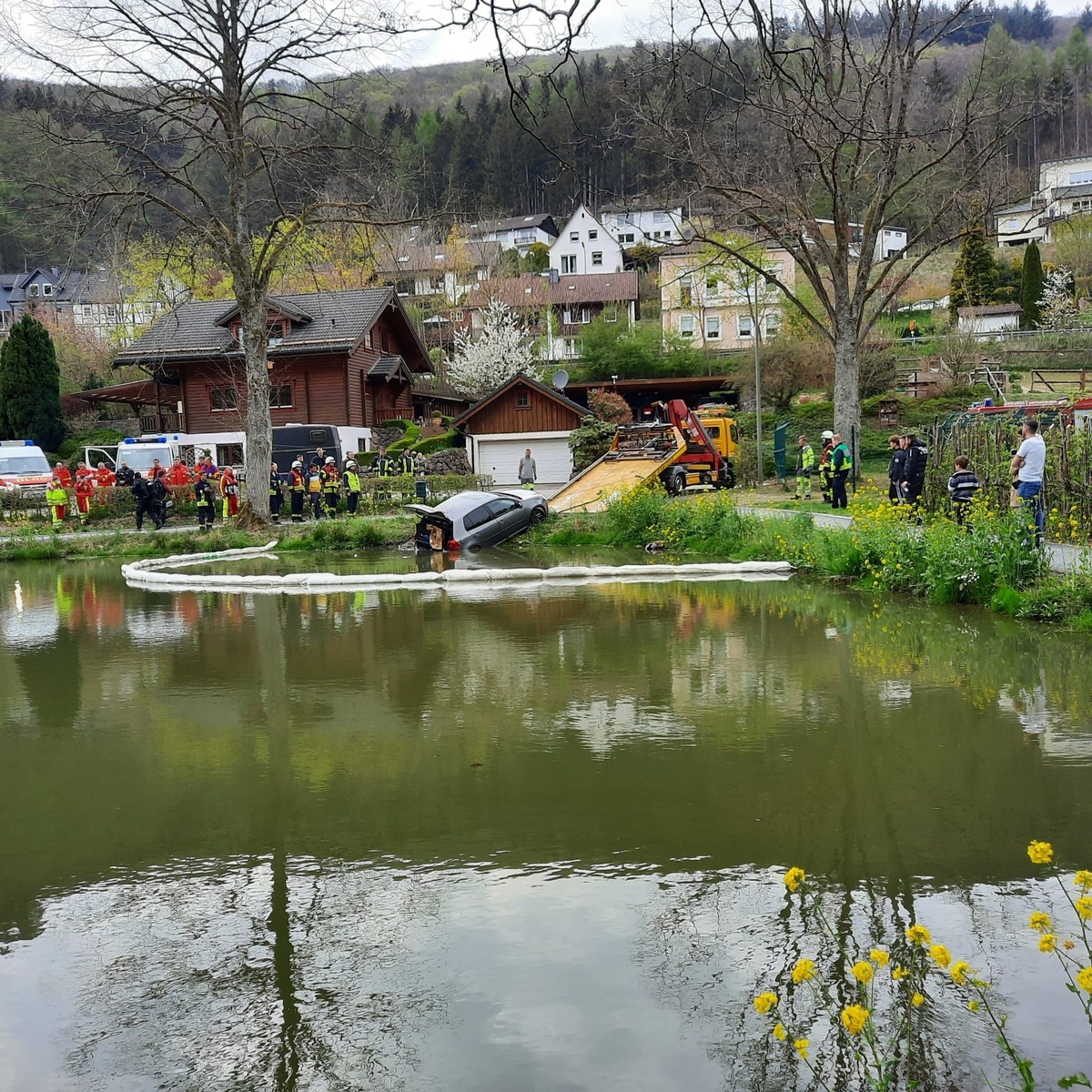 FW-OE: PKW in Weiher - Feuerwehr und DLRG unterstützen bei der Bergung