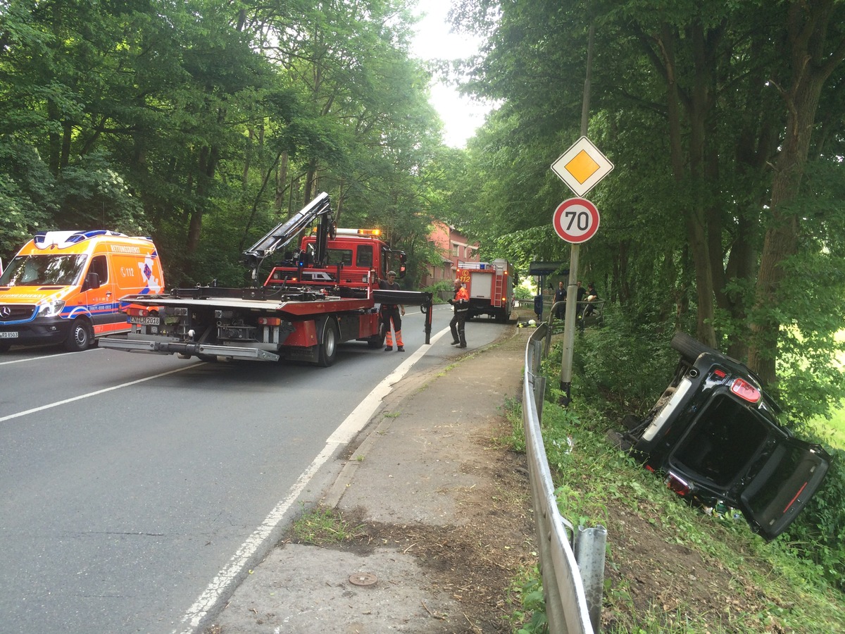 FW-EN: Verkehrsunfall mit eingeklemmter Person