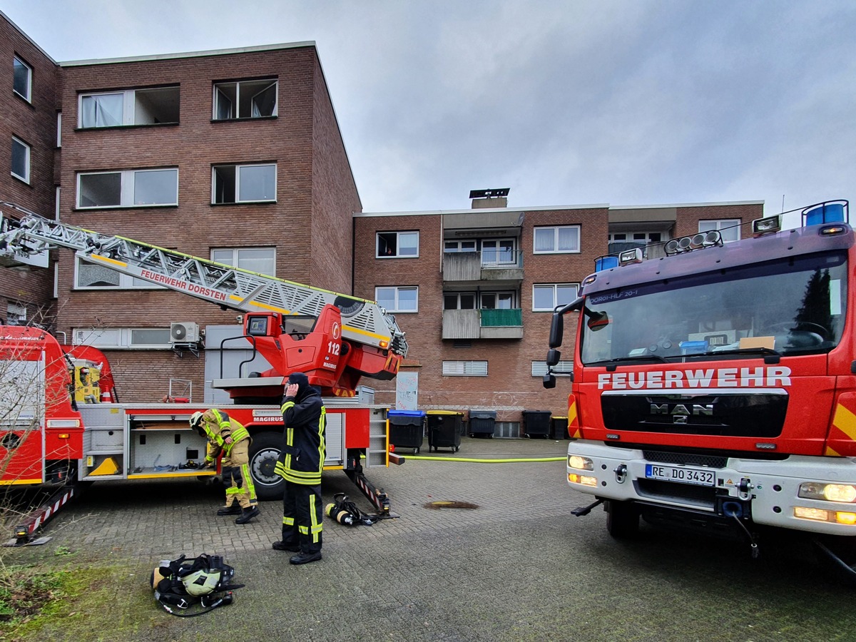 FW-Dorsten: +++ Kellerbrand mit Menschenrettung +++