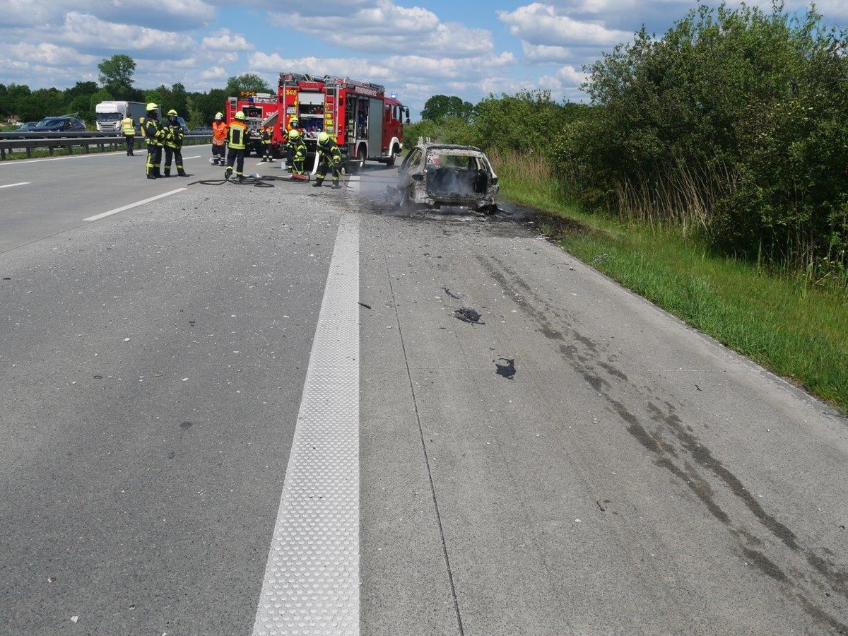 POL-ROW: PKW-Brand auf der A1, Hansalinie kurzzeitig voll gesperrt