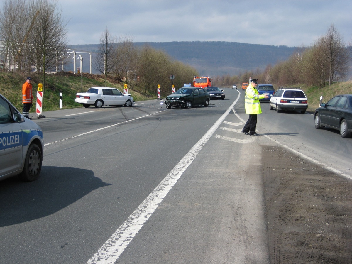 POL-HOL: Großeinsatz für Rettungskräfte auf der B 64 / Staubildung in alle Richtungen / Polizei regelt den Verkehr