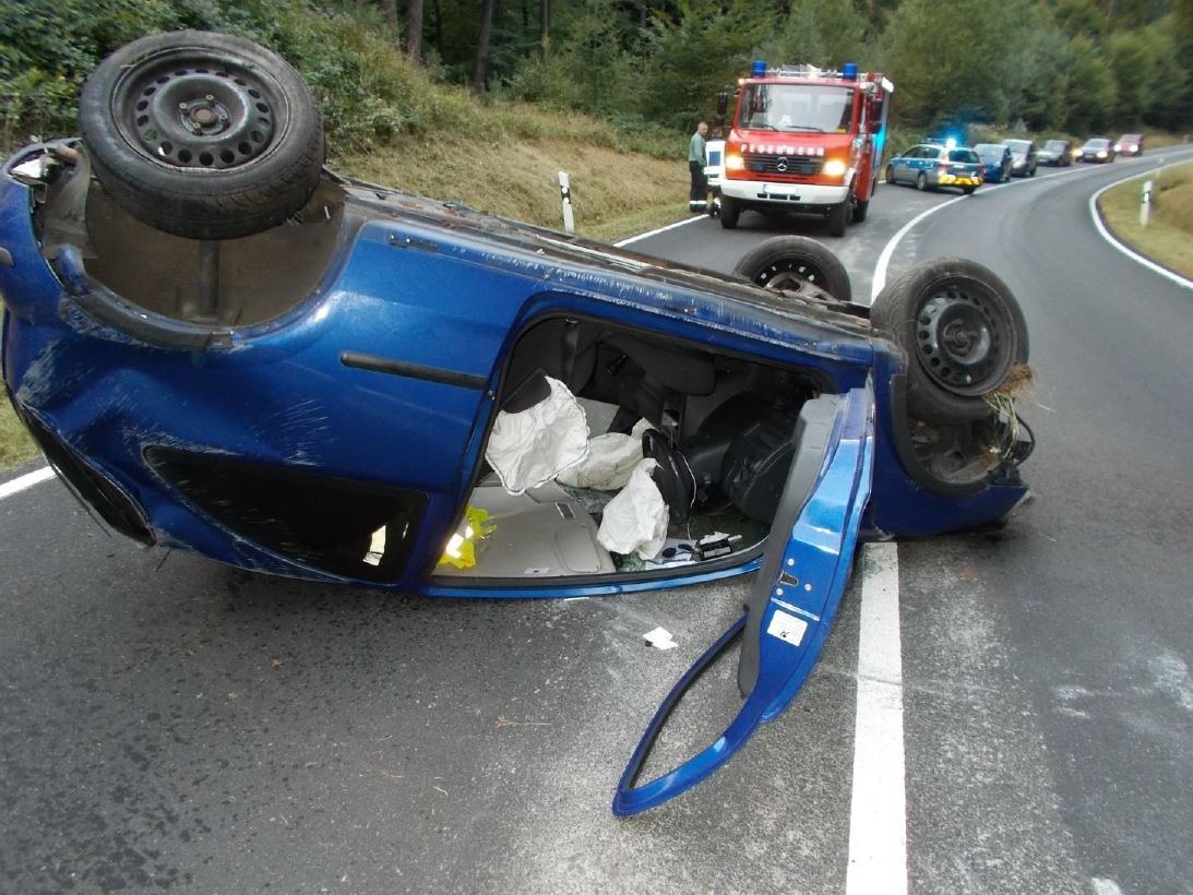 POL-PPWP: Unfall: Personenwagen landet auf dem Dach