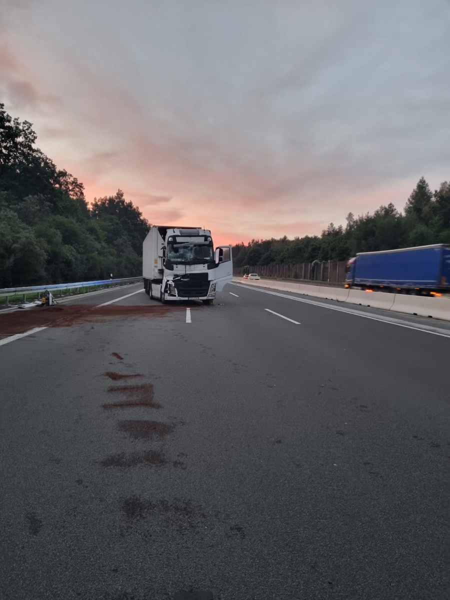 API-TH: Vollsperrung der A4 durch 500 Meter lange Ölspur