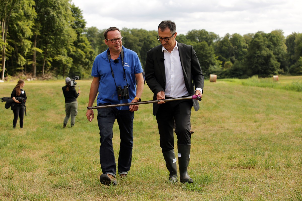 Bundeslandwirtschaftsminister Özdemir informiert sich vor Ort über Moor- und Klimaschutzprogramm des NABU