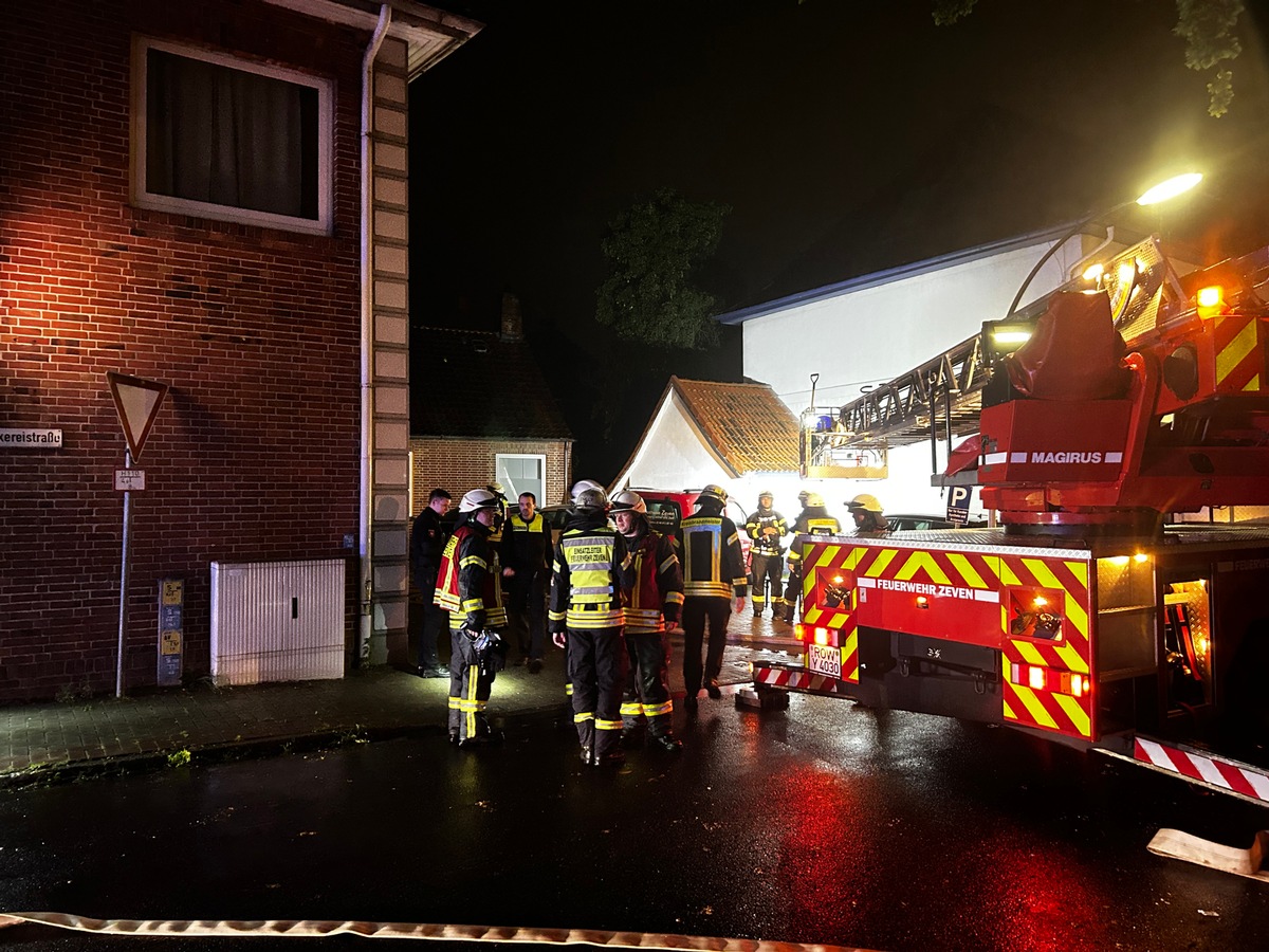 FW-ROW: 3 Verletzte bei Brand in Zevener Mehrfamilienhaus