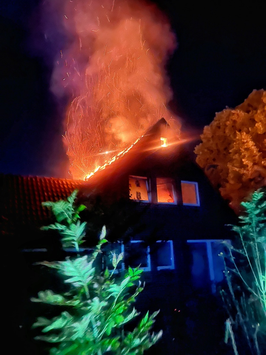 FW-NE: Dachstuhlbrand in leerstehendem Einfamilienhaus | Keine Verletzten