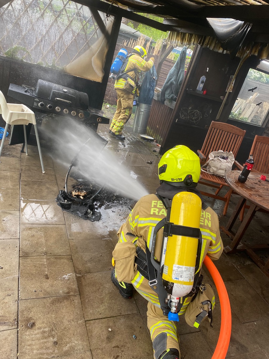 FW Ratingen: Gasflasche fängt Feuer - Feuerwehr Ratingen verhindert Brandübergriff