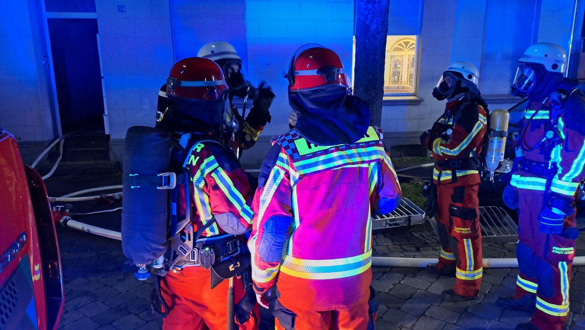 FW Düren: Mehrere Personen durch Kellerbrand bedroht / Person springt aus Fenster