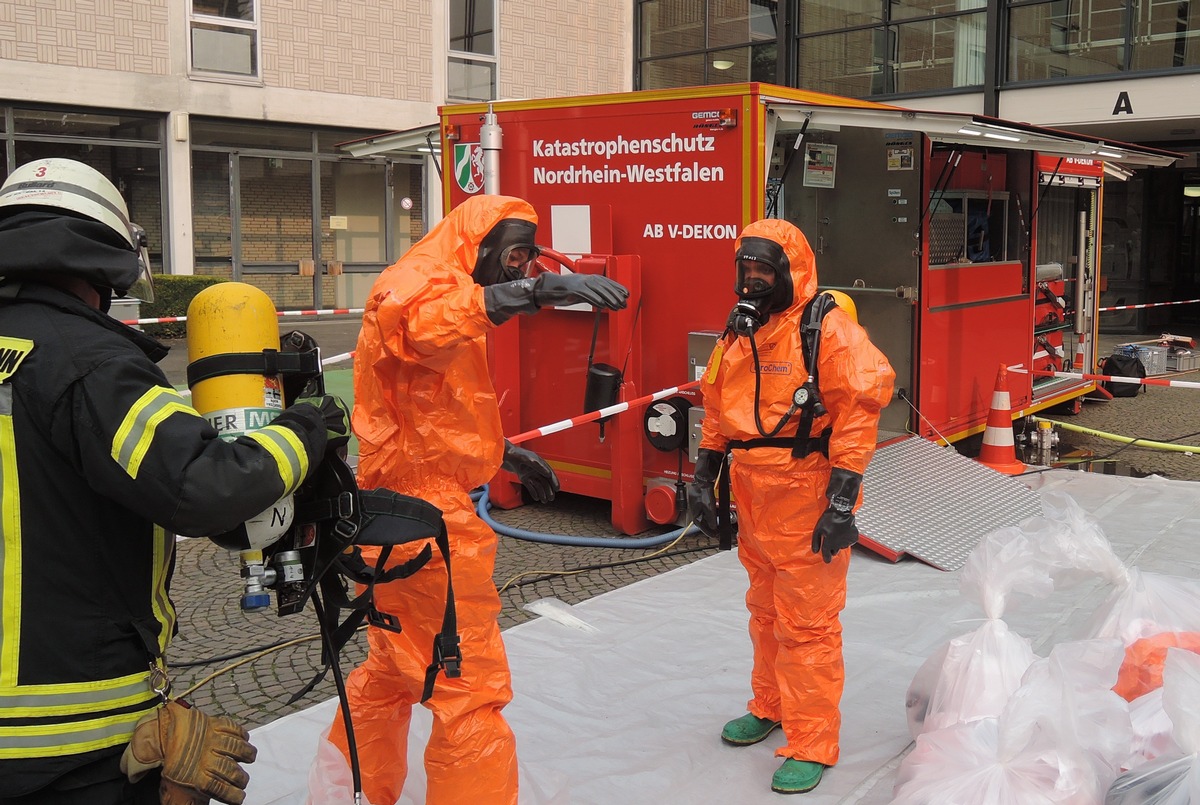 FW-BN: Gefahrstoffaustritt in Chemiesaal - Umweltschutzeinsatz für die Bonner Feuerwehr