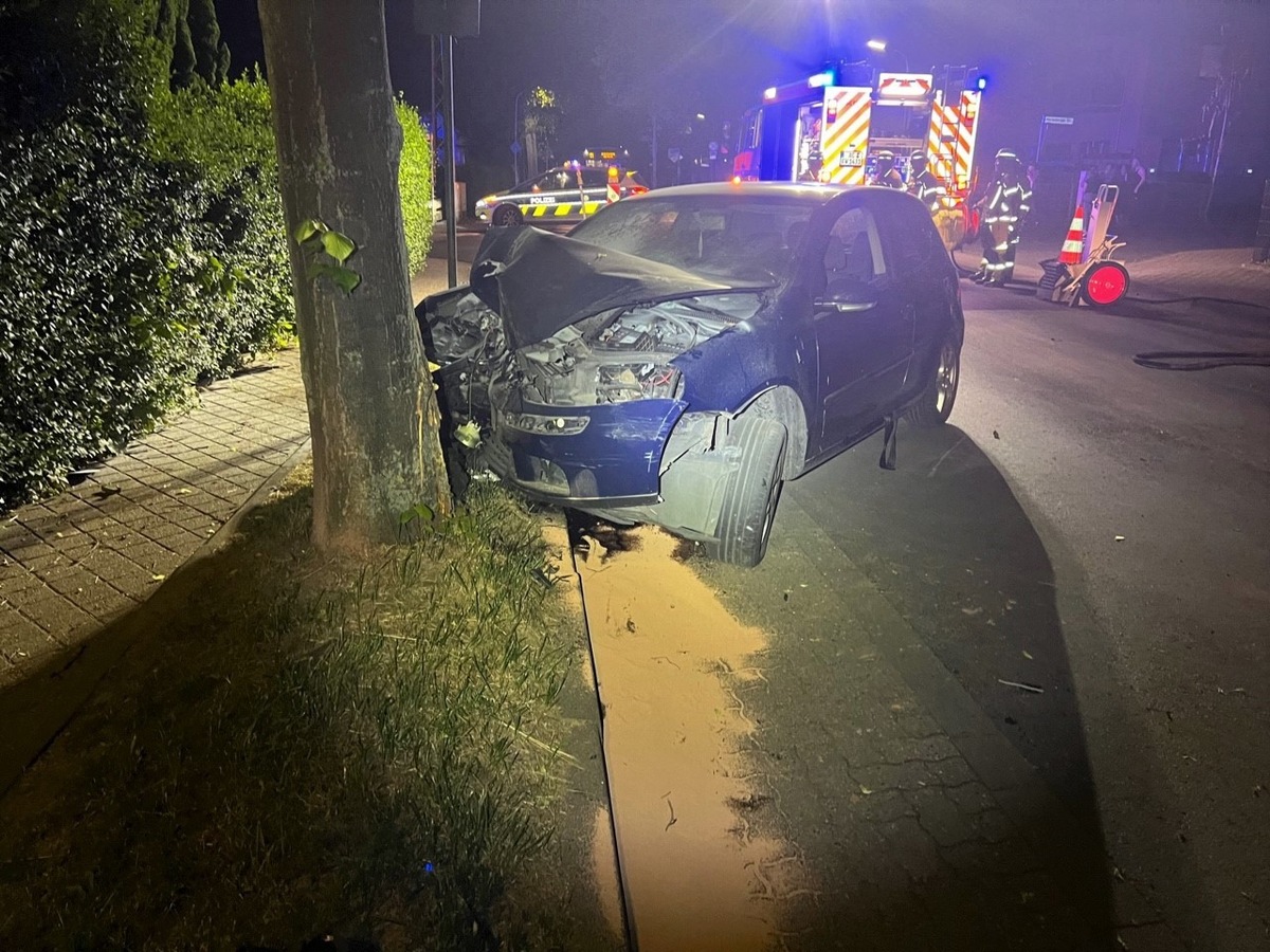 POL-AC: Verdacht auf Alkohol am Steuer: Pkw prallt gegen Baum