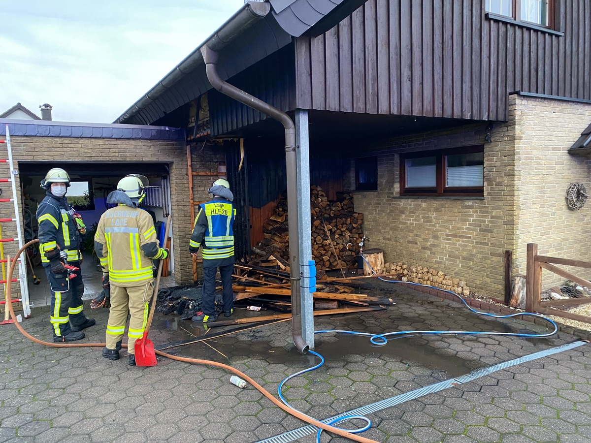 FW Lage: Feuer 2: Garagen/Carport brannt - 23.12.2021 - 15:10 Uhr