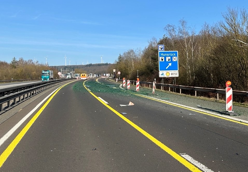 POL-VDMZ: Tausende Glasflaschen auf der Autobahn (Korrektur Datum)