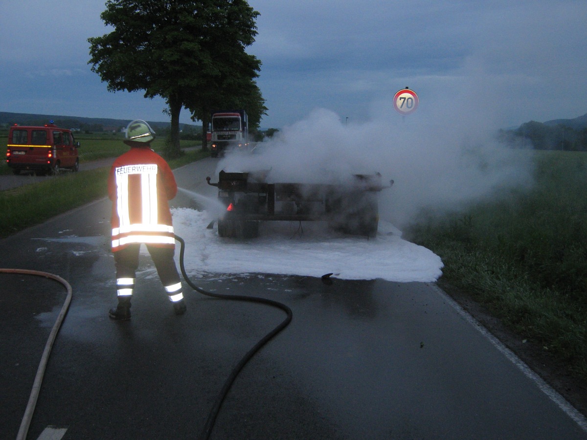 POL-HOL: Nach Brand eines Anhängers mit Holzspänen: LKW-Fahrer kann durch umsichtiges Handeln Schlimmeres verhindern - Zwillingsreifen des Anhängers waren in Brand geraten / 10.000,-- EUR  Sachschaden -