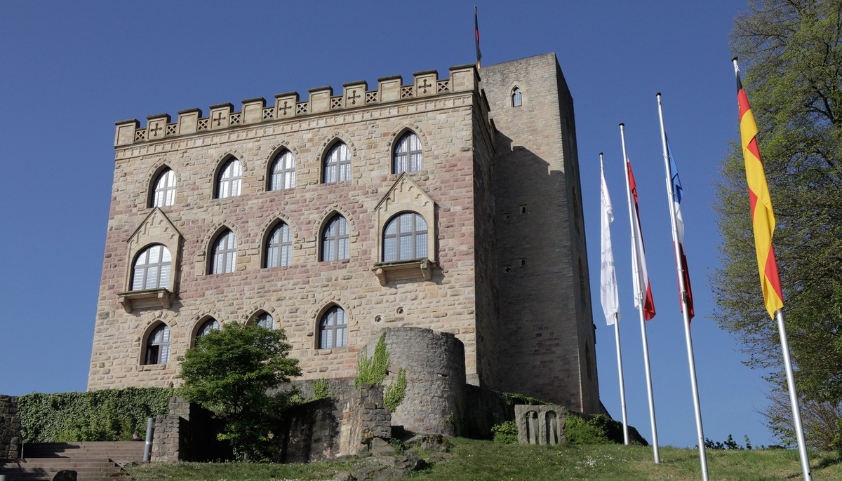 &quot;Demokratieforum Hambacher Schloss: Zu viel Gefühl? Krisen im medialen Diskurs &quot; / Ab 15.6. in der ARD Mediathek und ARD Audiothek sowie im SWR