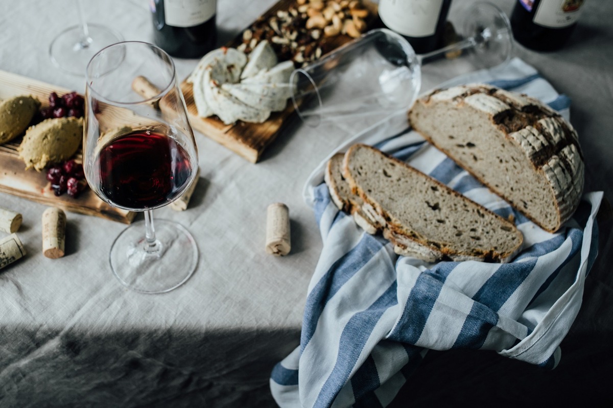 Nie wieder Baguette und Rotwein! Über die perfekte Harmonie von Brot und Wein