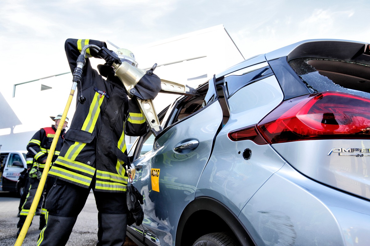 Sichere Rettung aus Stahl und Strom / ADAC Unfallforschung testet Personenrettung aus Elektrofahrzeug