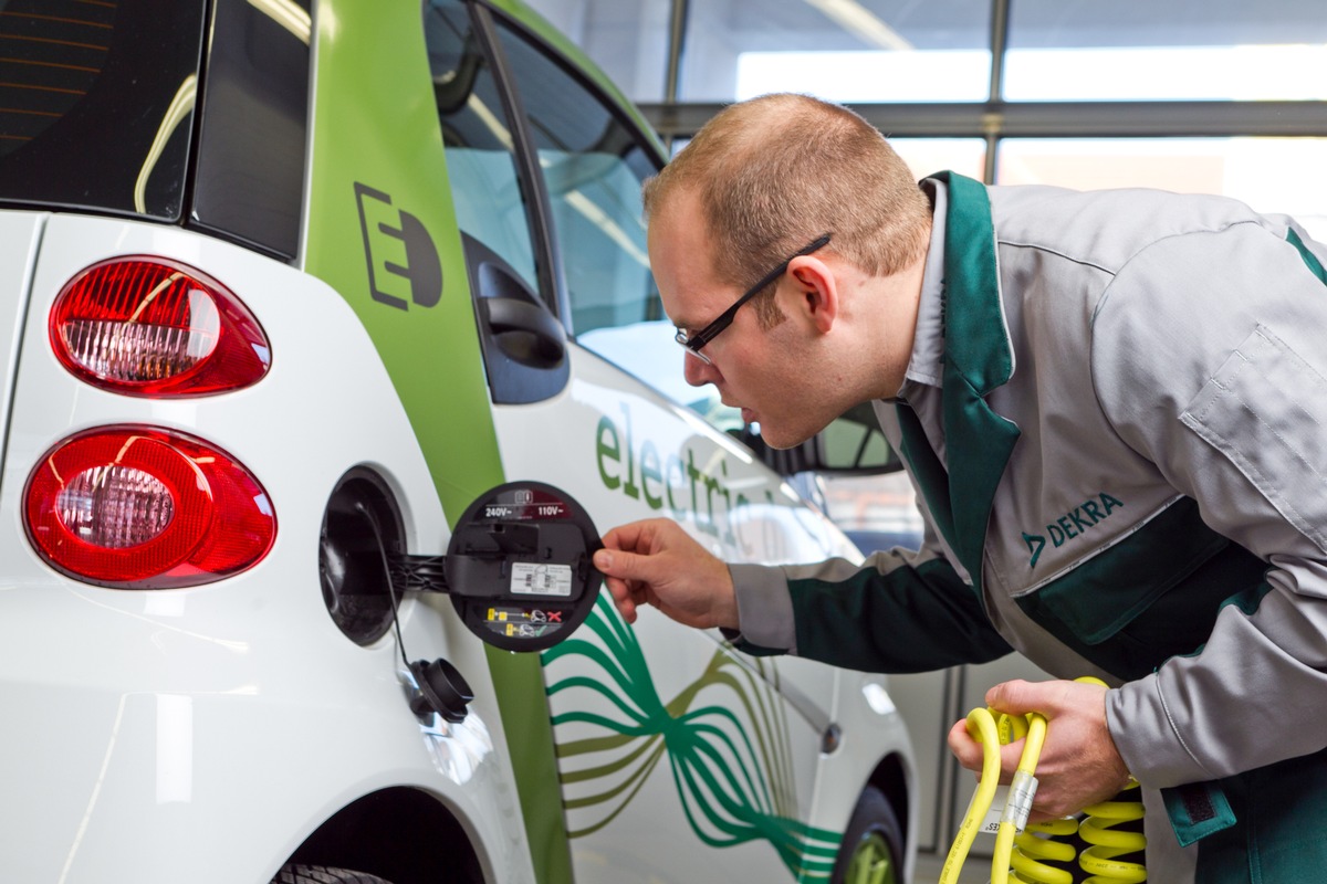 Wenig Vertrauen in Elektromobilität / Bundesweite DEKRA Umfrage