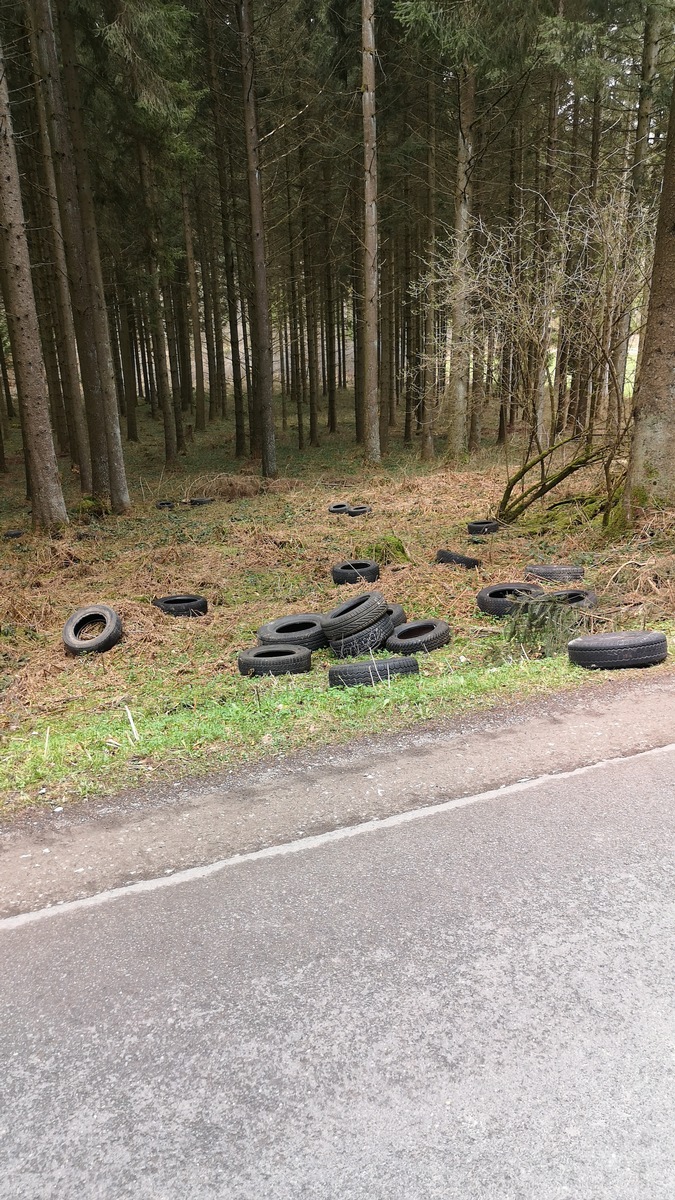 POL-NOM: Illegale Reifenentsorgung im Wald