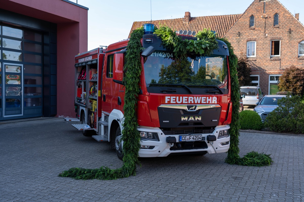 FW Flotwedel: Übergabe eines neuen Feuerwehrfahrzeuges an die Ortsfeuerwehr Eicklingen - Gerhard Fricke mit Ehrenzeichen des Landesfeuerwehrverbandes ausgezeichnet