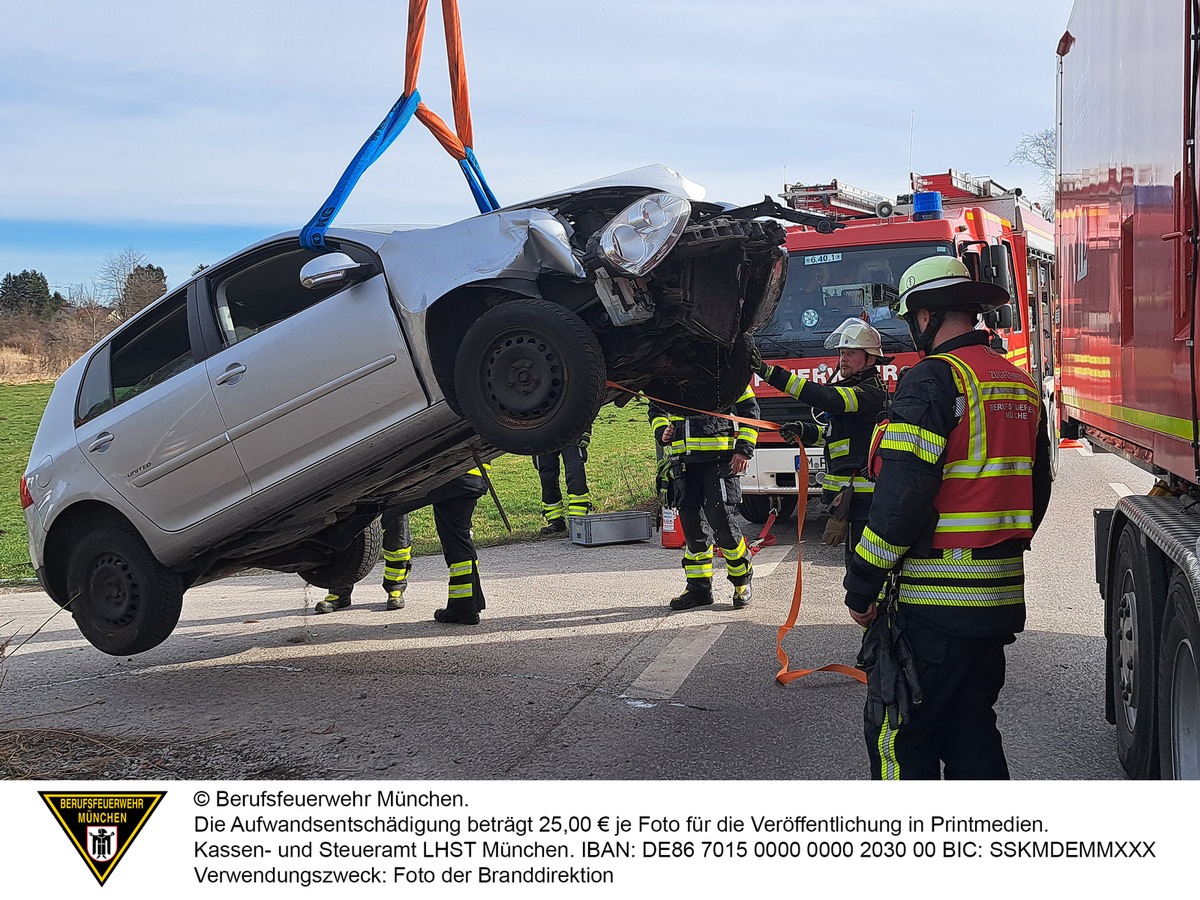 FW-M: Pkw fährt in den Bach (Lochhausen)