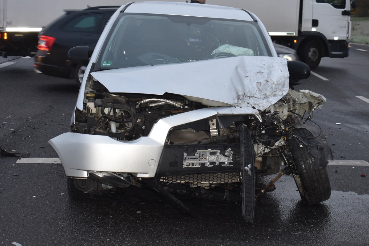 POL-MG: Nachtrag zu &quot;Abbiegeunfall: Autofahrerin schwer verletzt&quot;