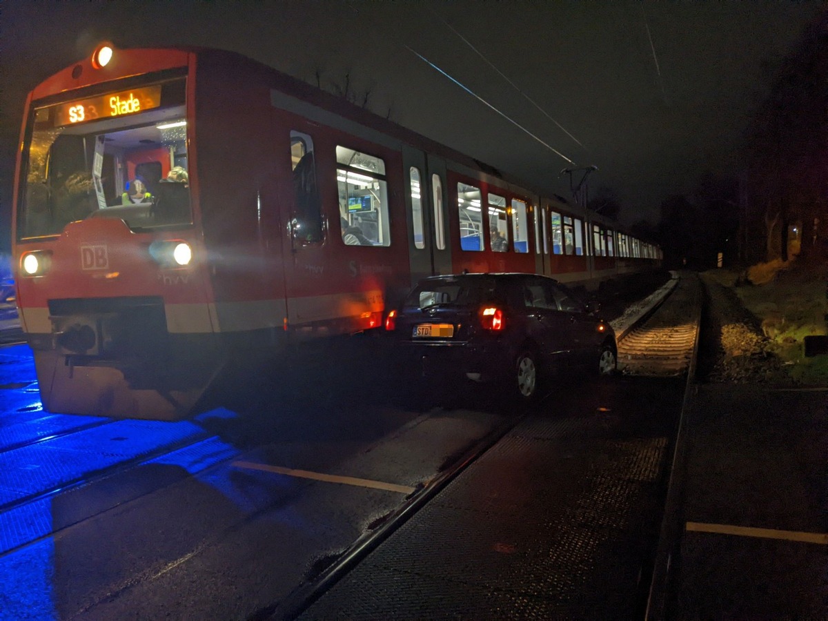 POL-STD: Autofahrerin biegt am Bahnübergang zwischen Neukloster und Buxtehude zu früh ab - S-Bahn kollidiert leicht mit PKW