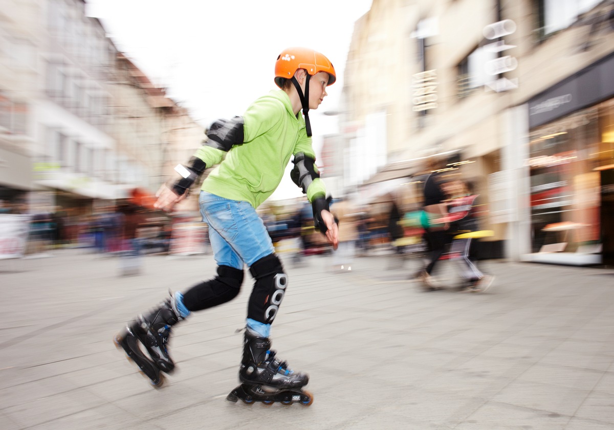 (Korrektur: Tipps für den Alltag / Vorsicht ist besser als Nachsicht / Änderung der StVO zum 1. April 2013 regelt Verhalten von Inlineskatern im Straßenverkehr neu) (BILD)