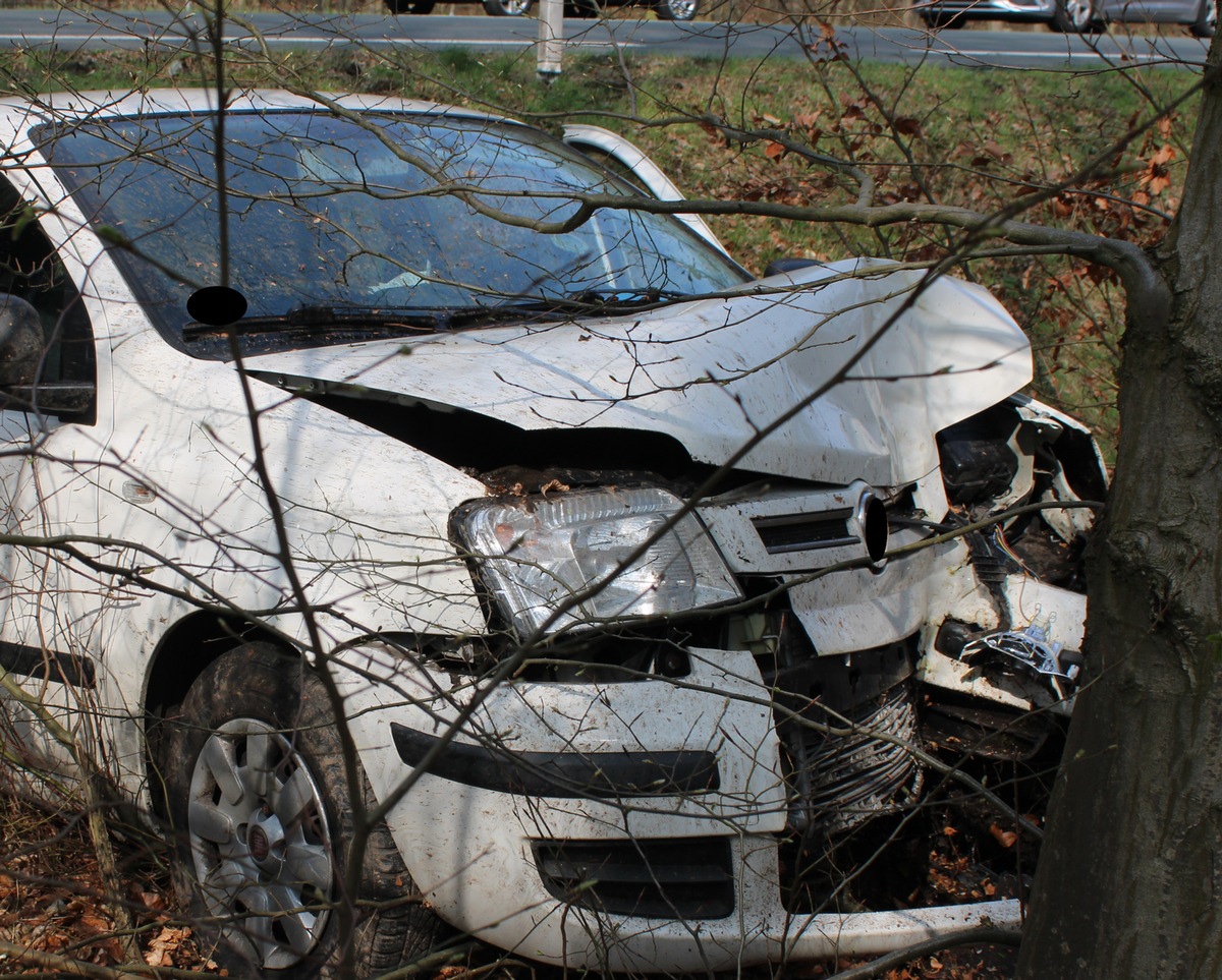 POL-MI: Fiat kracht gegen Baum