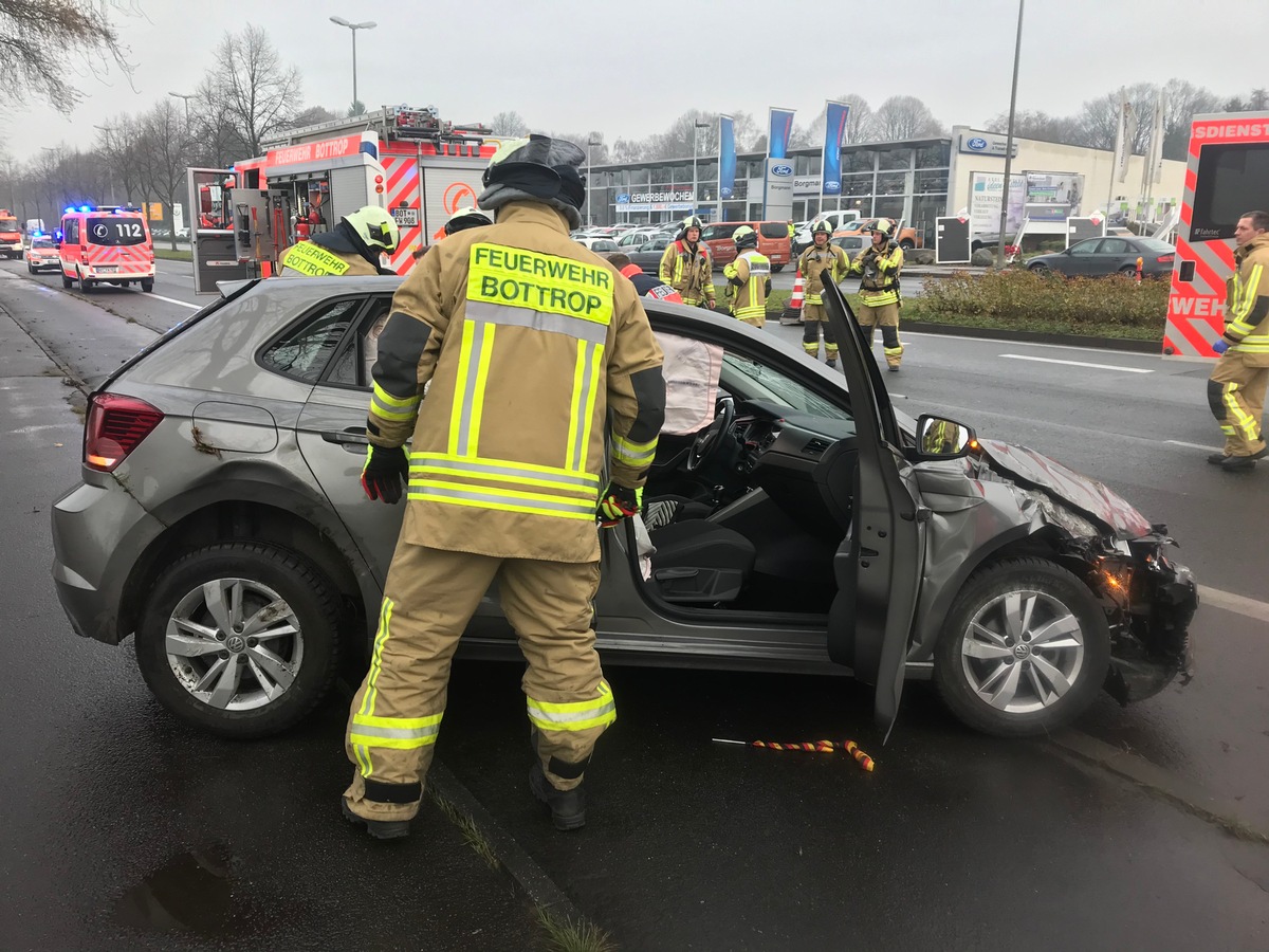 FW-BOT: Verkehrsunfall mit 3 verletzten Personen