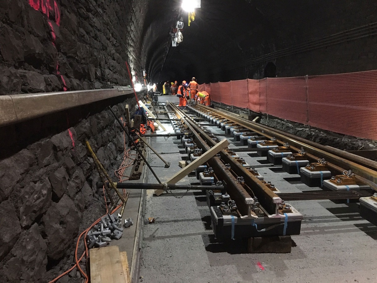 Medienmitteilung: BLS baut den Lötschberg-Scheiteltunnel durchgängig mit einer Betonfahrbahn aus