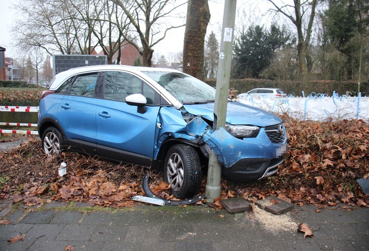 POL-COE: Billerbeck, Ludgeristraße/ Auto prallt gegen Laterne