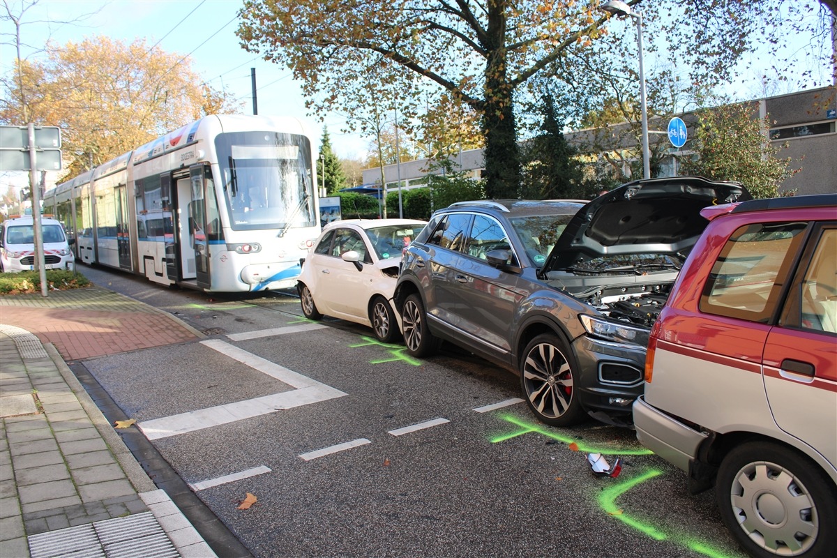 POL-GE: Mehrere Verletzte bei Verkehrsunfall mit Straßenbahn