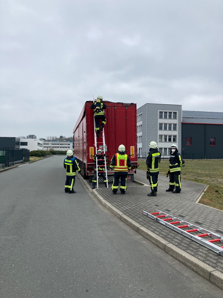 FW-EN: Rauchentwicklung aus LKW