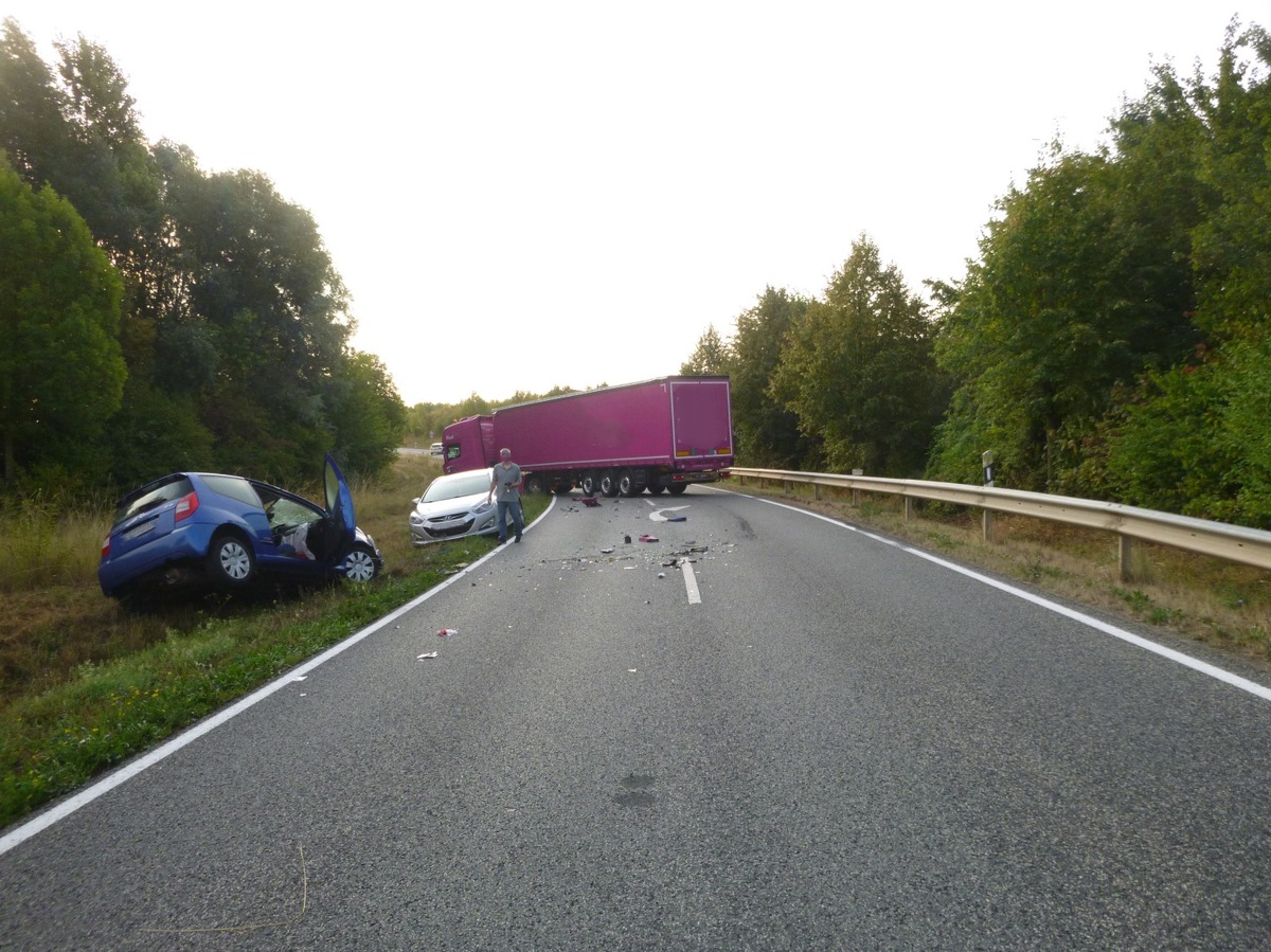 POL-PPMZ: Zusammenstoß zwischen Auto und LKW