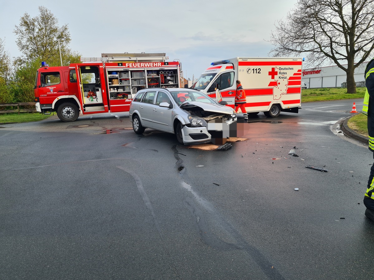 FFW Schiffdorf: Zwei Personen verletzt: Verkehrsunfall im Spadener Gewerbegebiet