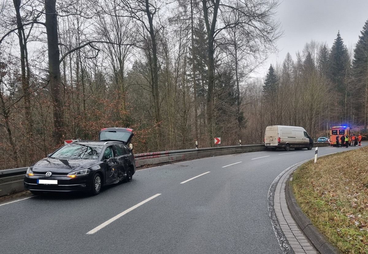 POL-HOL: Lieferwagenfahrer unterschätzt Geschwindigkeit im Kurvenbereich