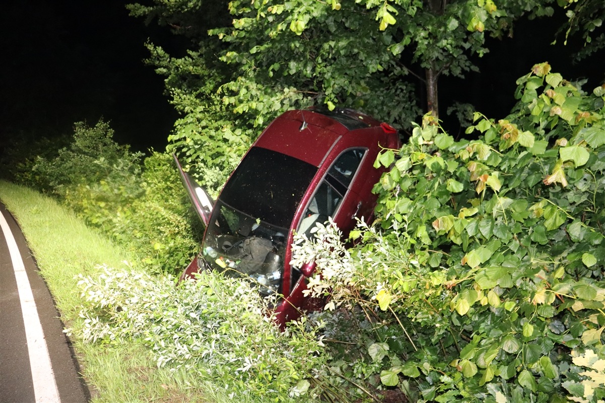 POL-HF: Fiat landet im Straßengraben - 26-Jähriger fährt unter Alkoholeinfluss